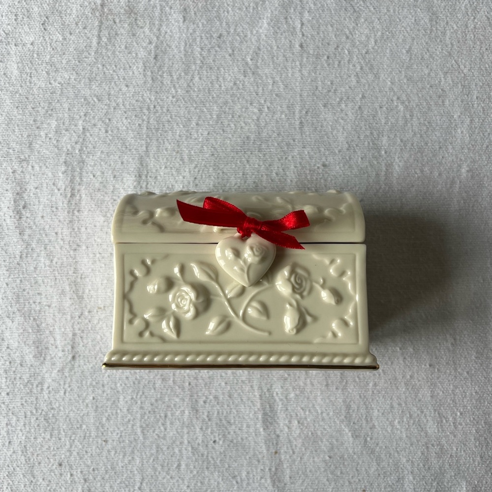 Lenox Roses Musical Jewelry/Trinket Box